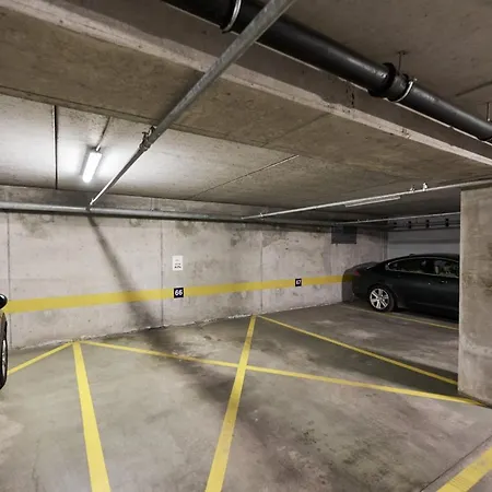 アパート Comfy With Parking By Renters ヴロツワフ